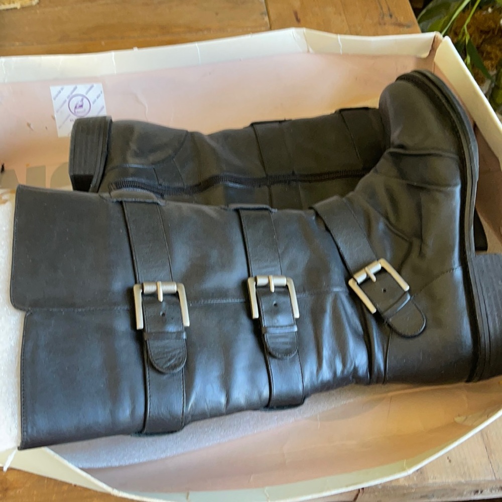 Black boots, new.